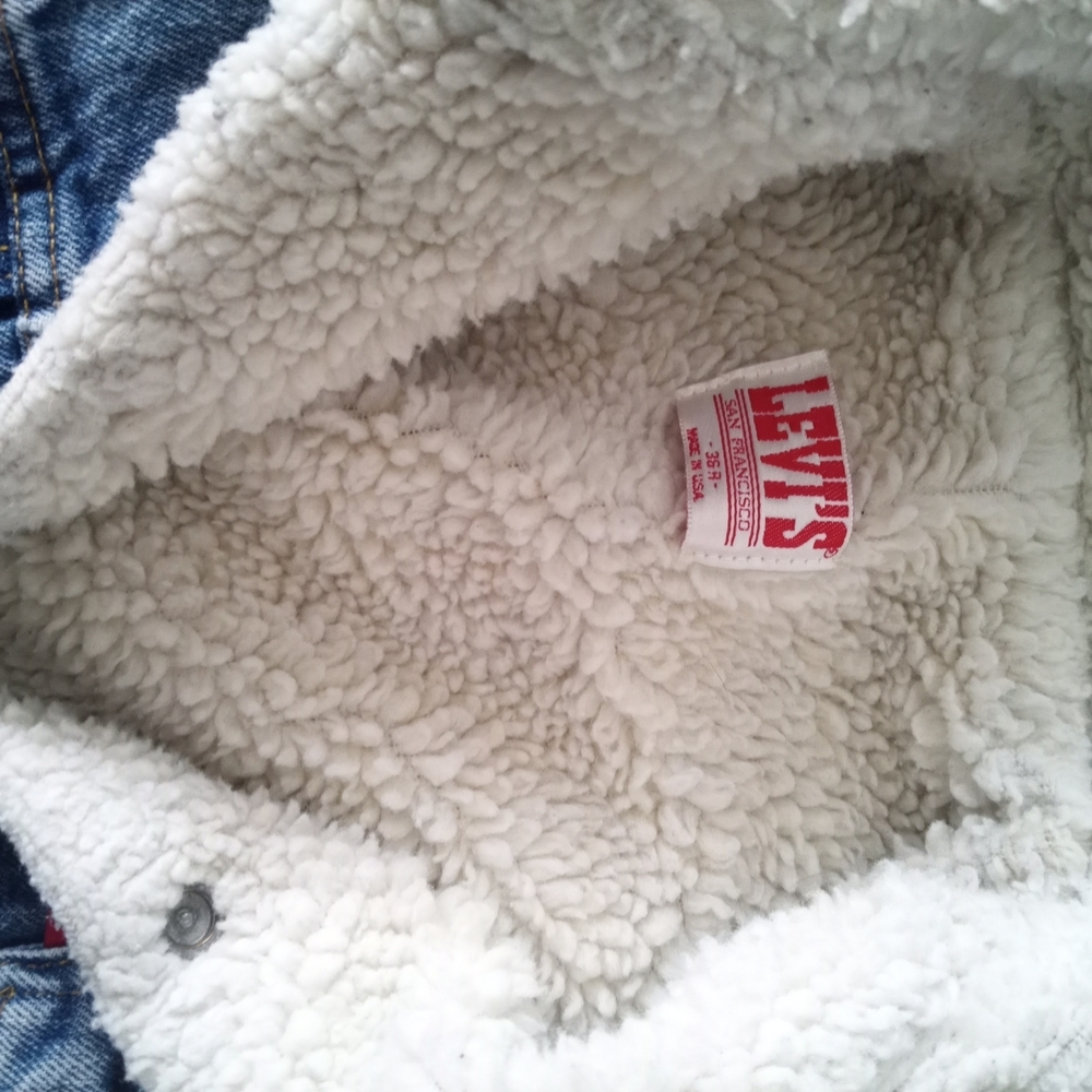 Vintage Levi's Light Blue Denim Jacket with White Lining - Picture 2 of 6